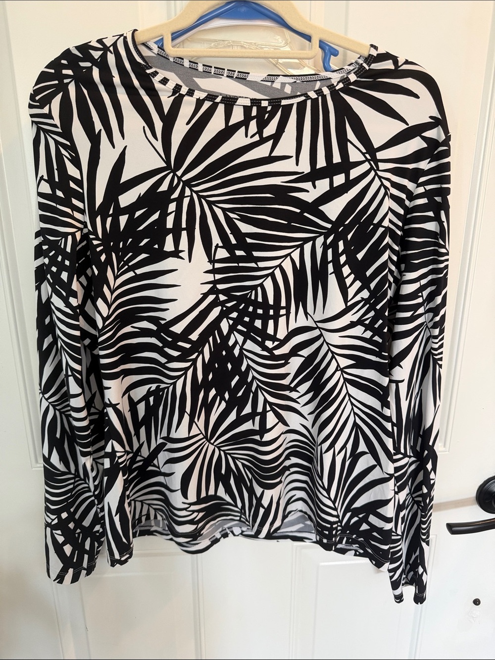 Women’s Black & White Palm-Print Long Sleeve Sun Shirt Top